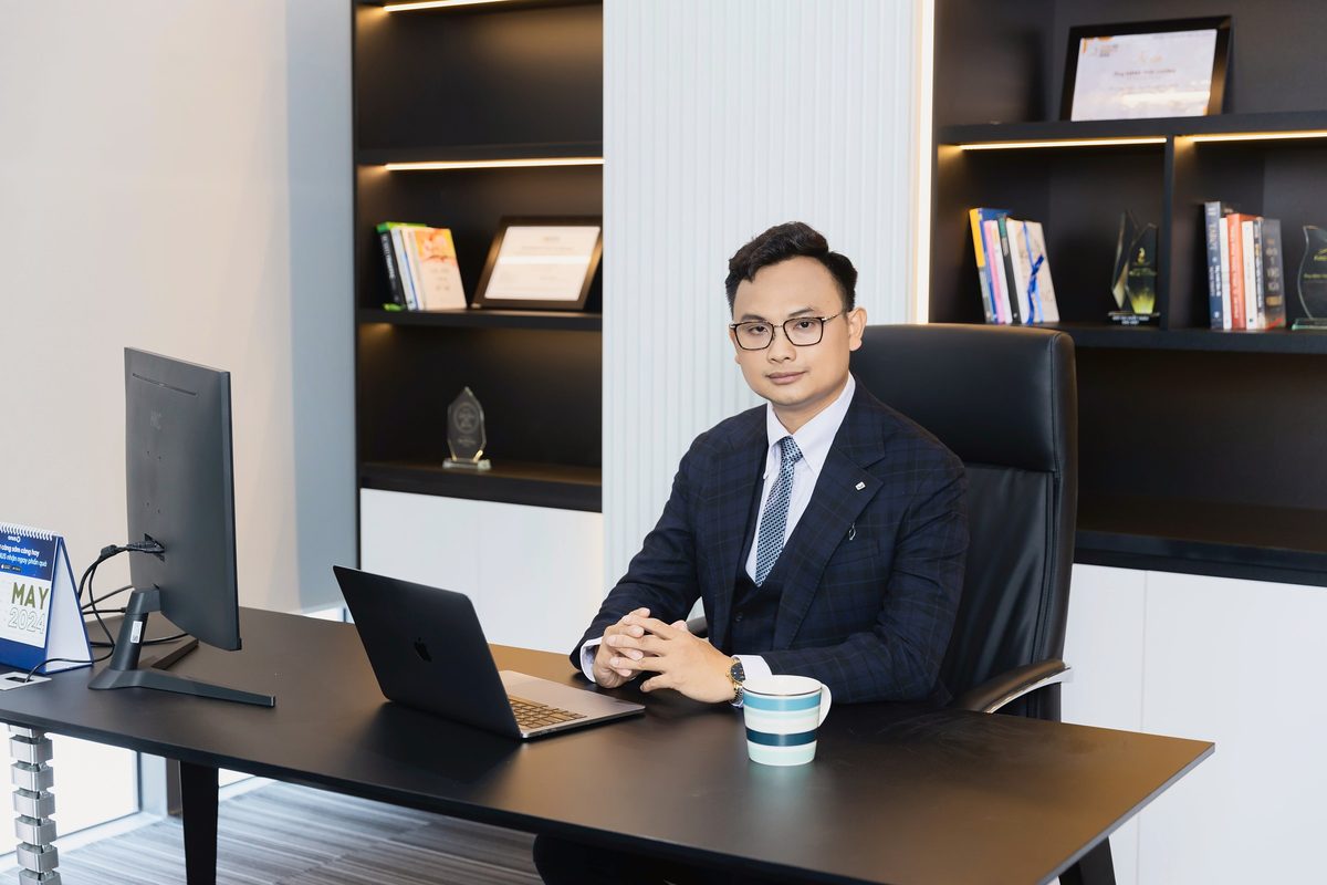 Đặng Thái Cường tại bàn làm việc