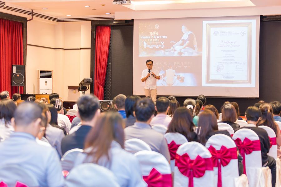 Coach Leo Cường giảng trước học viên