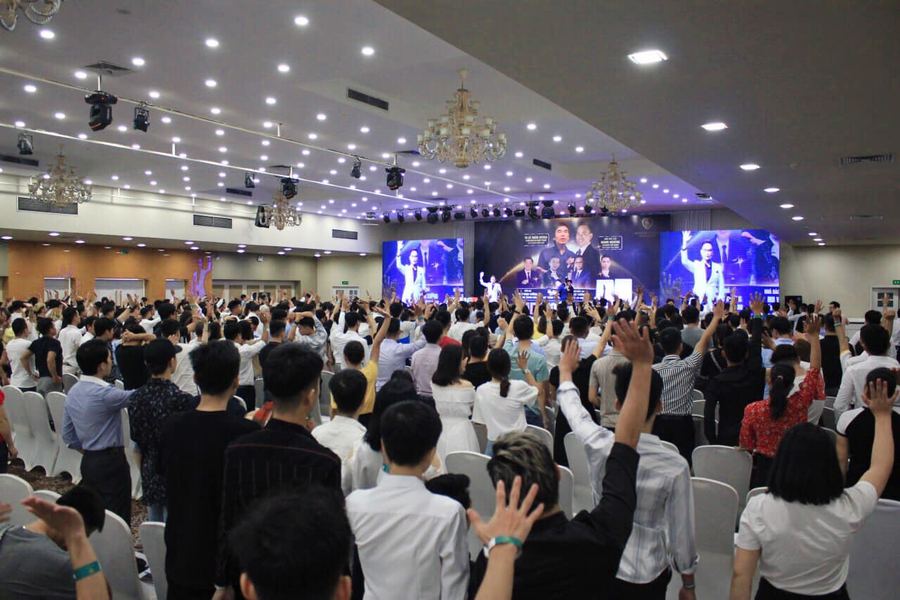 Học viên trong một hội trường lớn