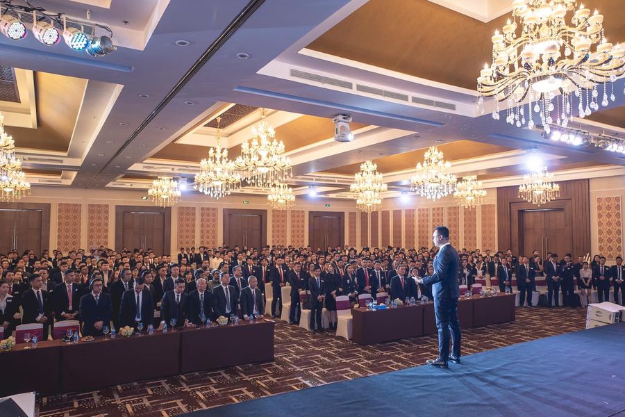 Coach Leo Cường trên sân khấu hội nghị